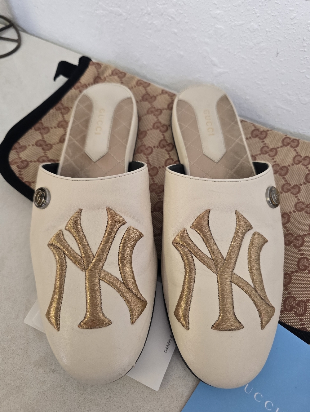 Gucci NY Yankees Cream Leather Slip-On Mules Gold Embroidered Logo Sz 37 In Box - Picture 2 of 13
